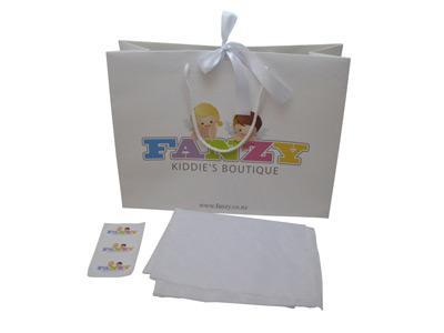 weiße Papiertasche mit Griff, Papieraufkleber